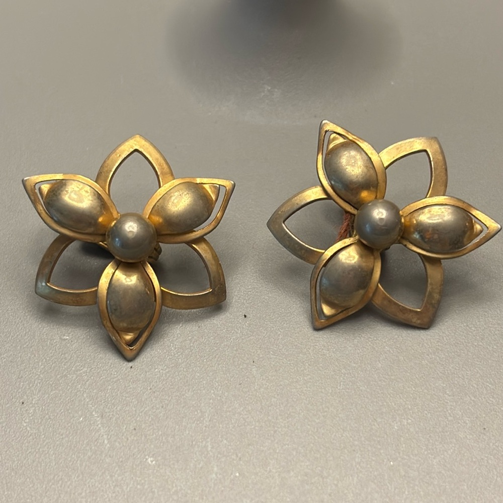Vintage gold tone 1960’s Sarah Coventry clip on earrings!!